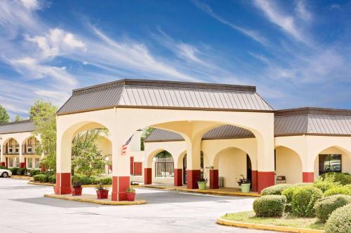 Days Inn & Suites by Wyndham Starkville - main image