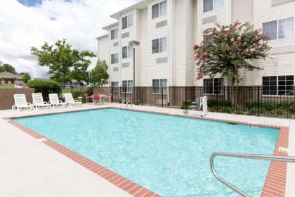 Microtel Inn & Suites by Wyndham Starkville - image 4