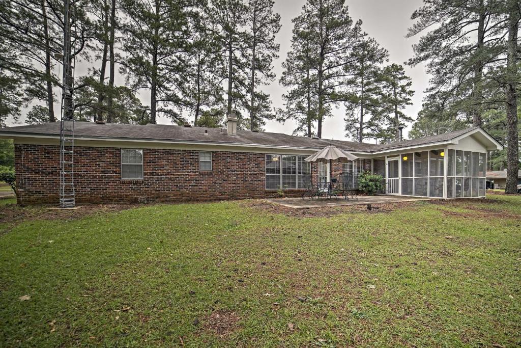 Charming Starkville House with Yard - 2 Mi to MSU! - image 2