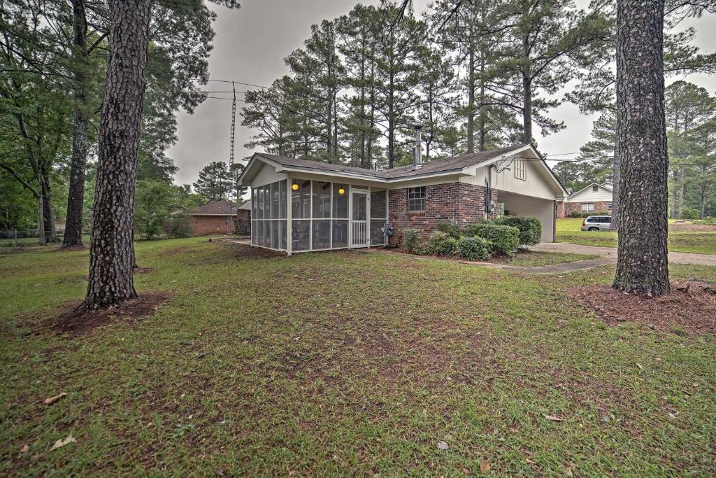 Charming Starkville House with Yard - 2 Mi to MSU! - image 7