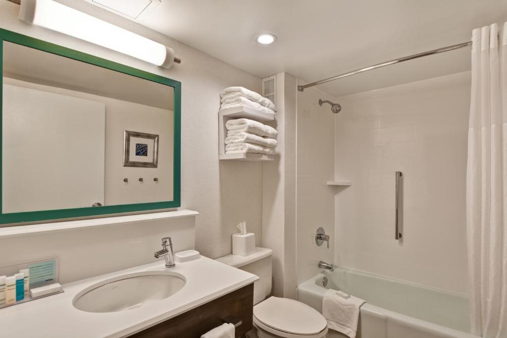 Hampton Inn State College - image 6