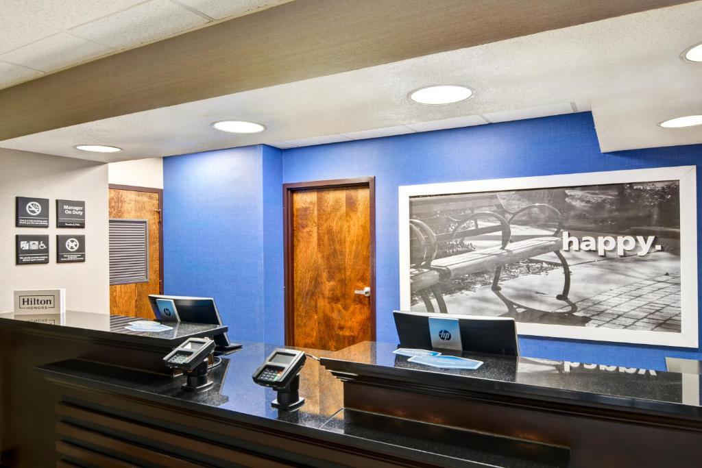 Hampton Inn State College - image 7