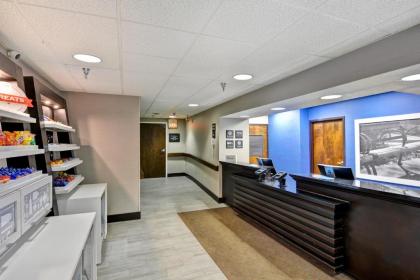 Hampton Inn State College - image 9