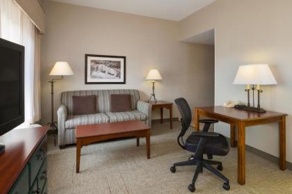 Hampton Inn & Suites State College at Williamsburg Square - image 15