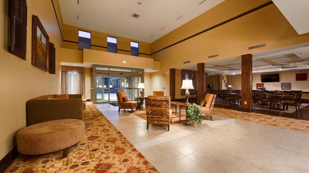 Best Western PLUS University Park Inn & Suites - image 6