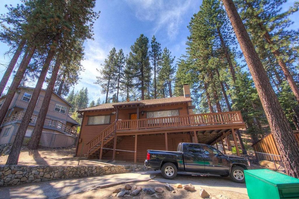 Foothill Folly by Lake Tahoe Accommodations - image 3