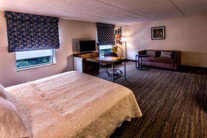 Hampton Inn & Suites Staten Island - image 4