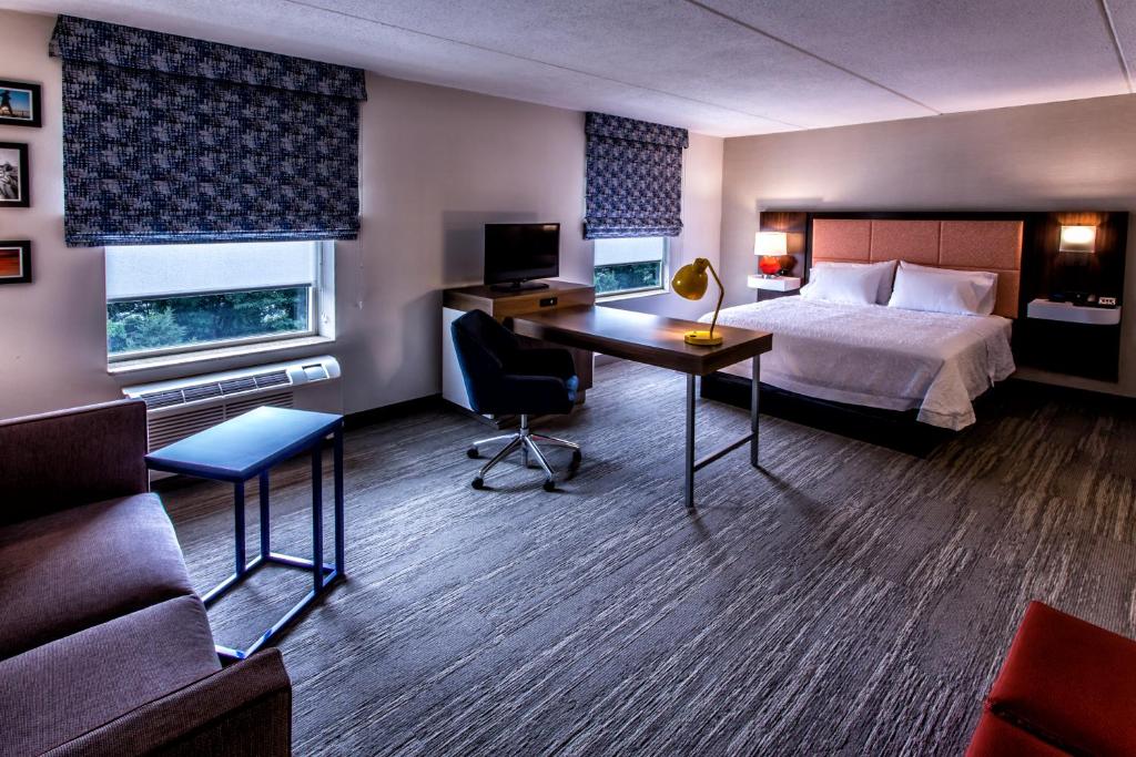 Hampton Inn & Suites Staten Island - image 7