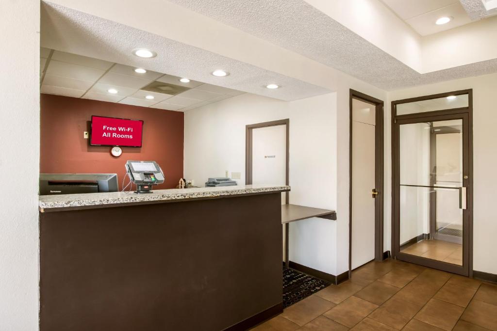 Red Roof Inn & Suites Statesboro - University - image 2