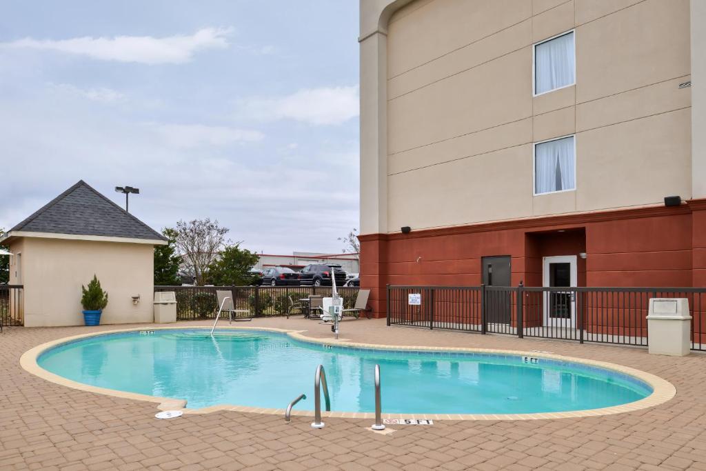 Hampton Inn Statesville - image 3