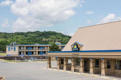 Days Inn by Wyndham Staunton - image 1