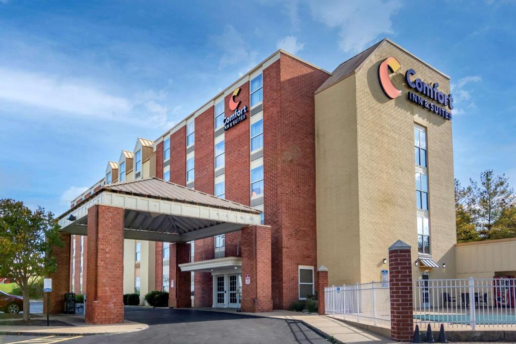 Comfort Inn & Suites - image 2