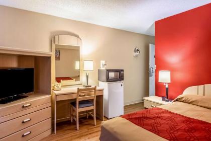 Econo Lodge East Staunton - image 11