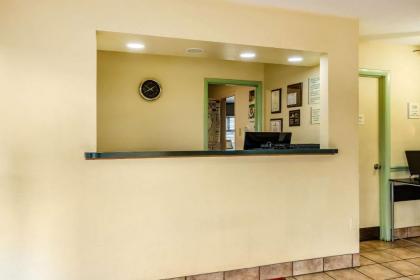 Econo Lodge East Staunton - image 3