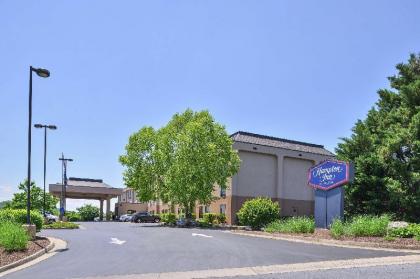 Hampton Inn Staunton - image 12