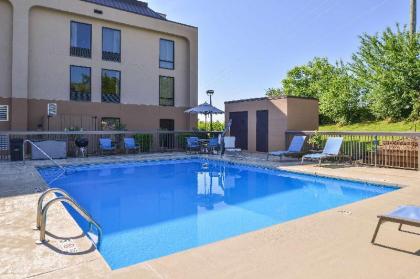 Hampton Inn Staunton - image 6