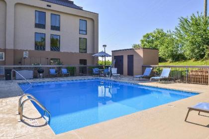 Hampton Inn Staunton - image 9