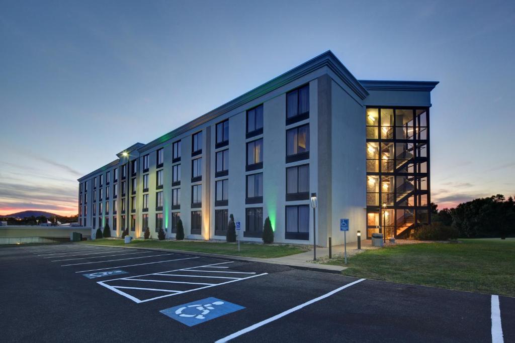 Holiday Inn Staunton Conference Center an IHG Hotel - main image