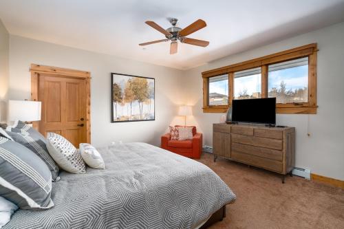 Beautiful 3-bedroom newly upgraded condo with views of Thunderhead Lodge close to base area. #1012 - image 2