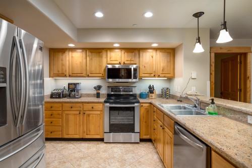 Beautiful 3-bedroom newly upgraded condo with views of Thunderhead Lodge close to base area. #1012 - image 3