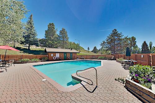 Mountain-Chic Townhome with Private Hot Tub & Pool townhouse - image 2