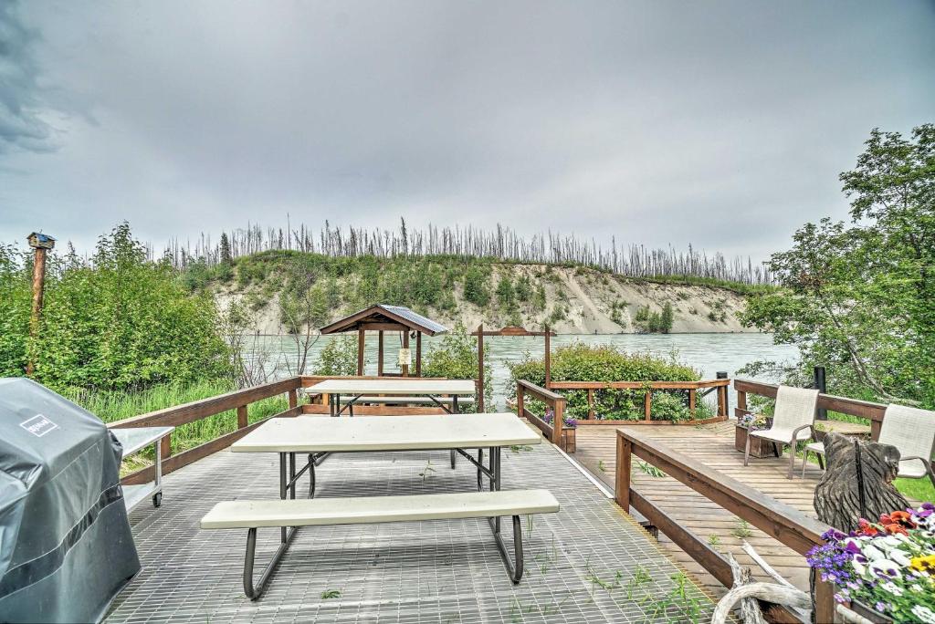 Soldotna Fishing Lodges with Dock on Kenai River! - image 4