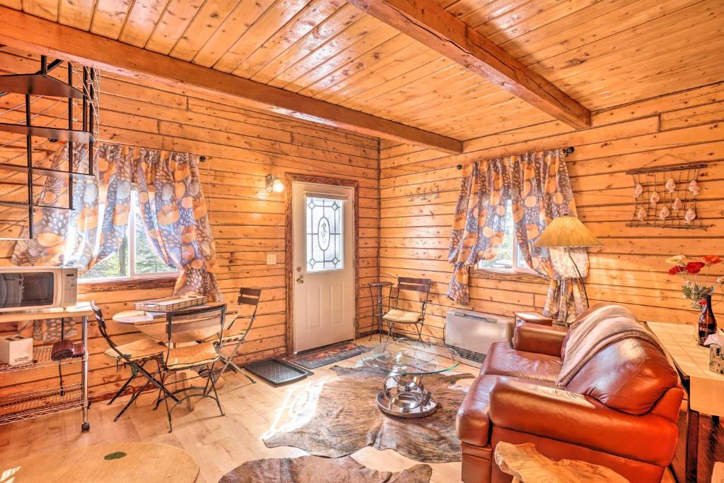 Cozy Kenai Riverfront Cabin Fishing Paradise - image 3