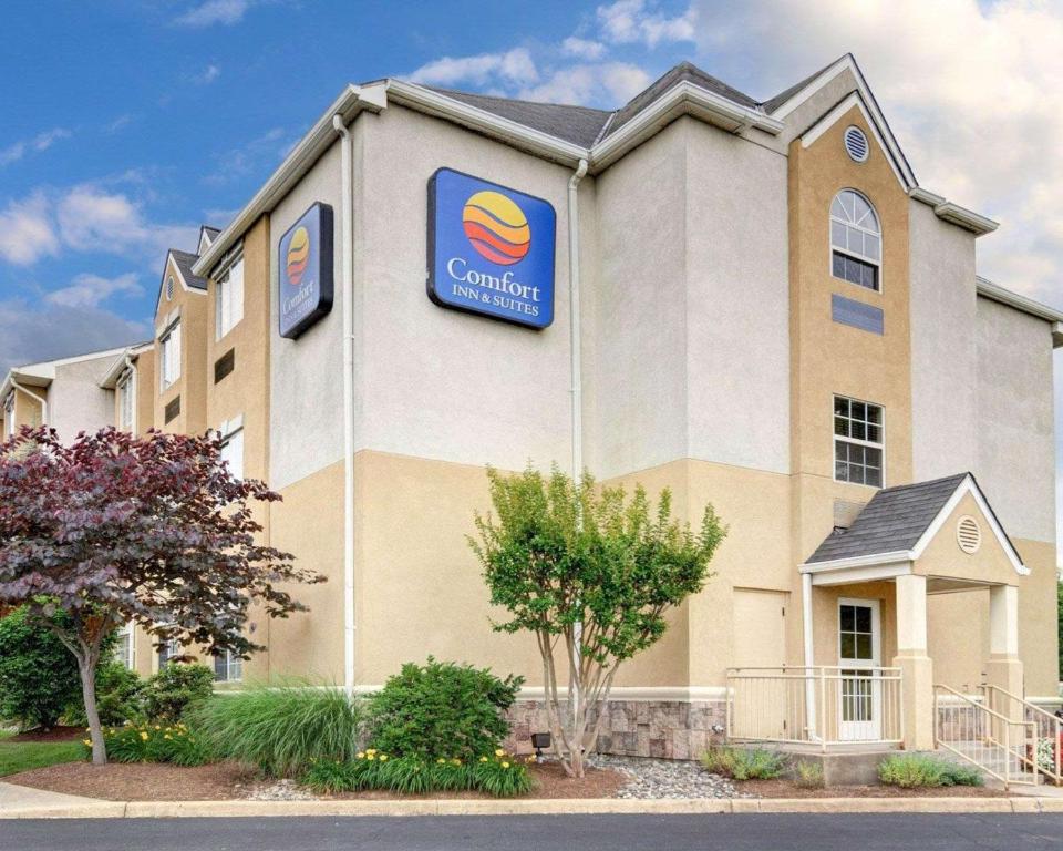 Comfort Inn & Suites Airport Dulles-Gateway - image 2