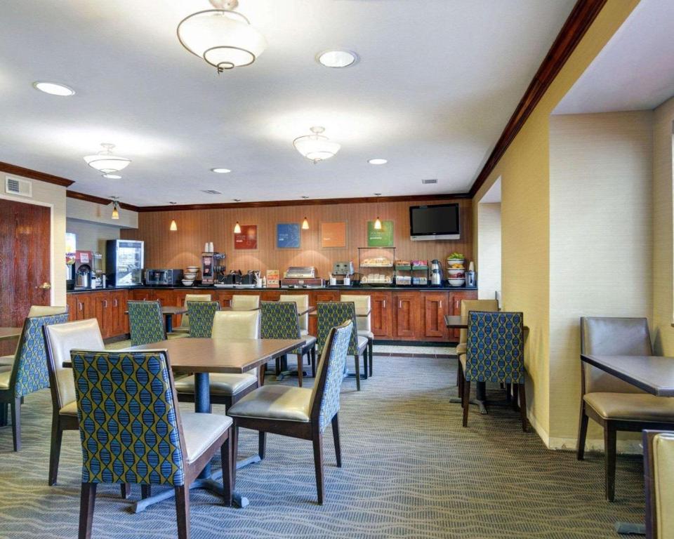 Comfort Inn & Suites Airport Dulles-Gateway - image 6