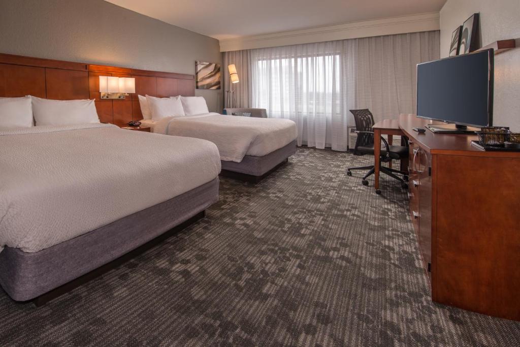 Courtyard by Marriott Dulles Town Center - image 3