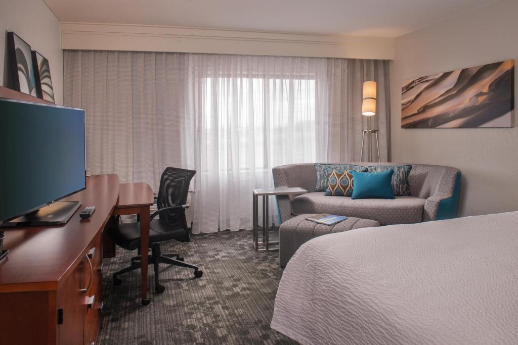 Courtyard by Marriott Dulles Town Center - image 4