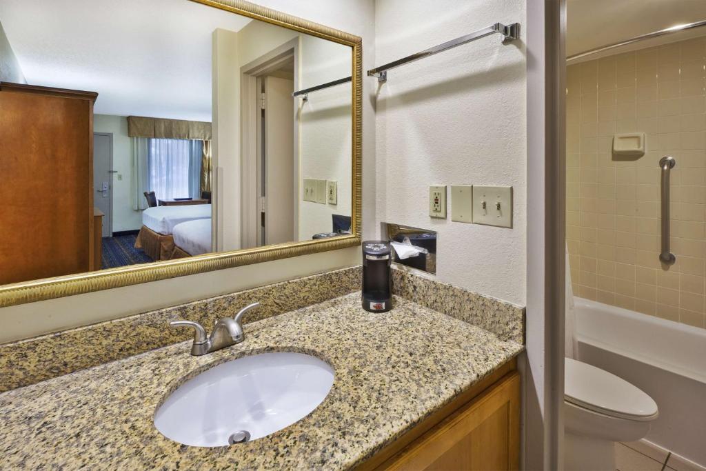 Best Western Dulles Airport Inn - image 3