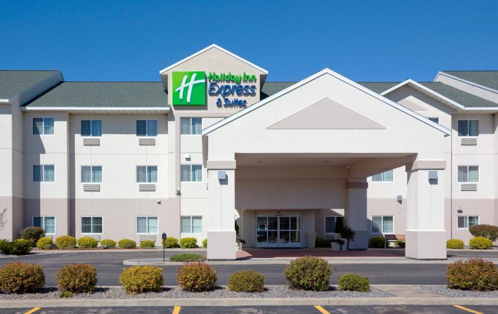 Holiday Inn Express Hotel and Suites Stevens Point an IHG Hotel - main image