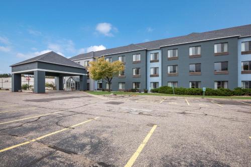 RODEWAY INN & SUITES - main image