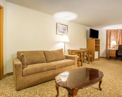 Econo Lodge Inn & Suites Stevens Point - image 12