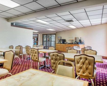 Econo Lodge Inn & Suites Stevens Point - image 3