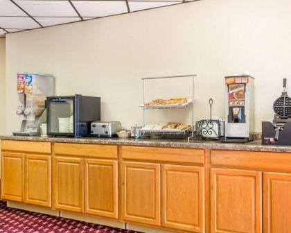 Econo Lodge Inn & Suites Stevens Point - image 4