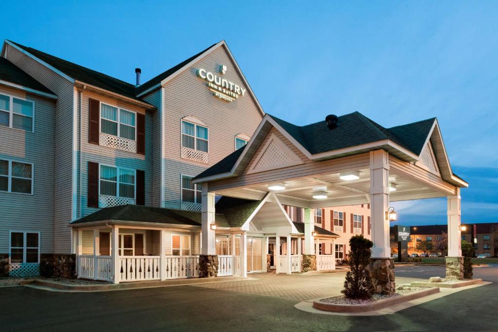 Country Inn & Suites by Radisson Stevens Point WI - main image