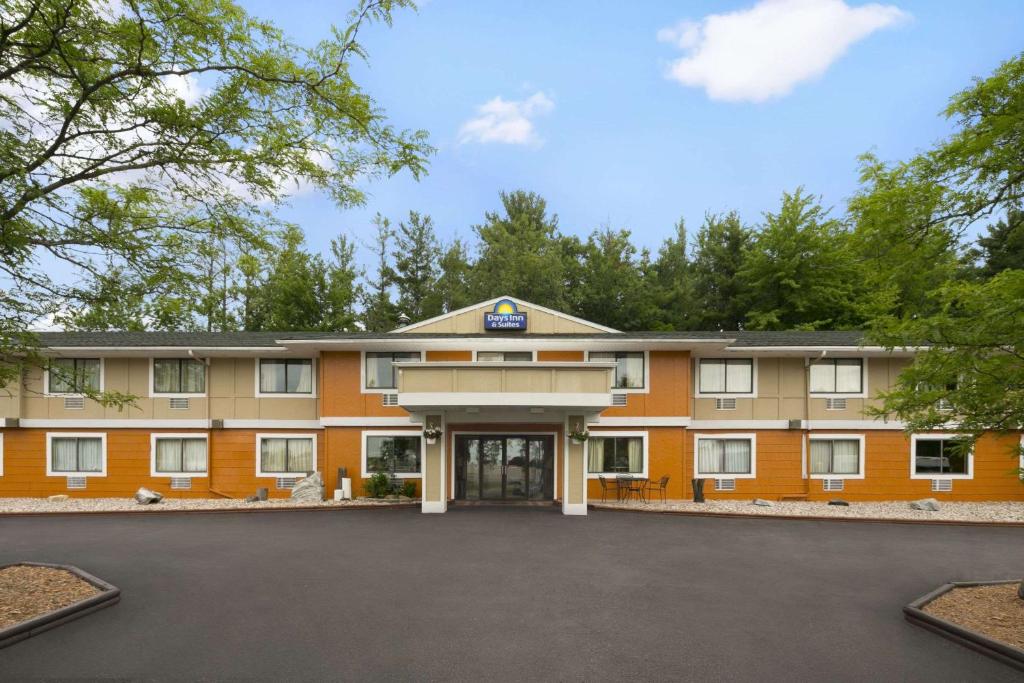 Days Inn & Suites by Wyndham Stevens Point - main image