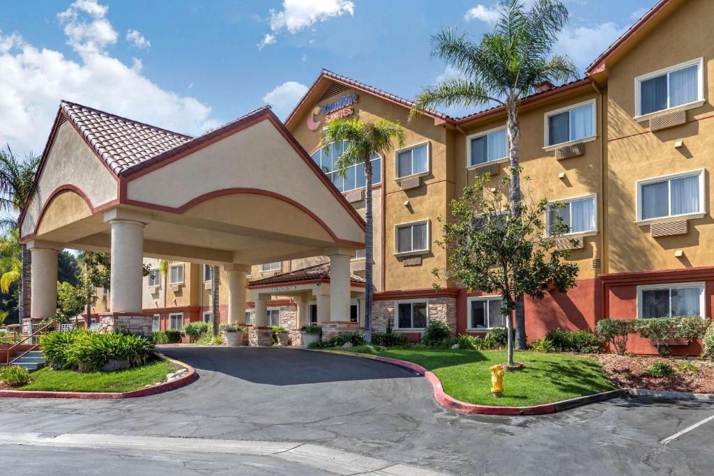 Comfort Suites Near Six Flags Magic Mountain - main image