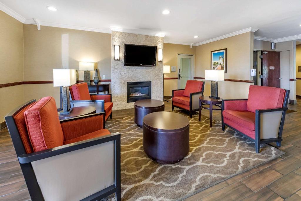 Comfort Suites Near Six Flags Magic Mountain - image 4