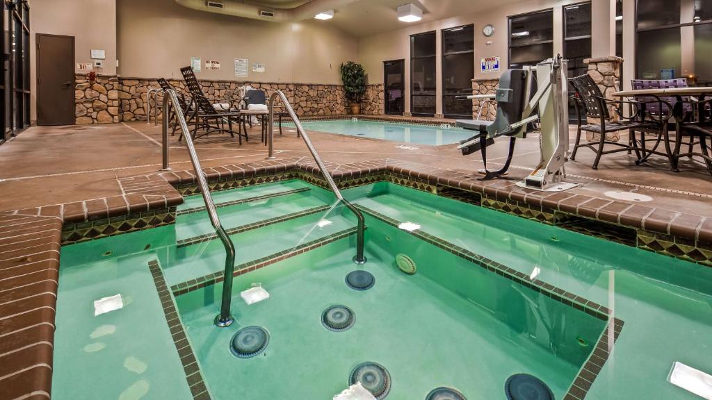 Best Western PLUS Cimarron Hotel & Suites - image 3