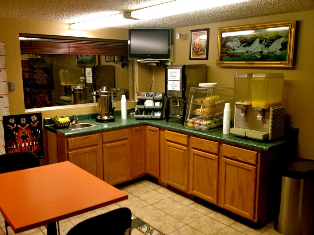 HWY Express Inn & Suites - image 3