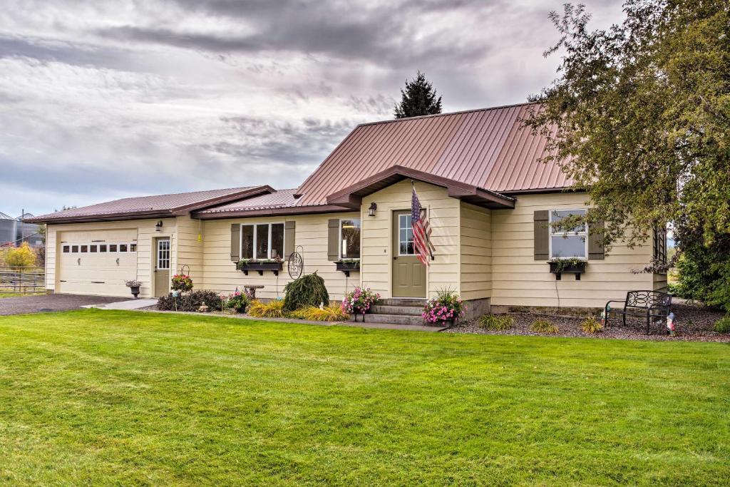 Farmhouse in Country Setting 5 Mi to Gravity Hill! - main image