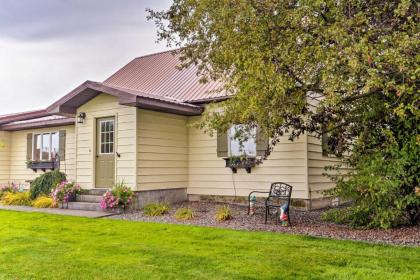 Farmhouse in Country Setting 5 Mi to Gravity Hill! - image 4