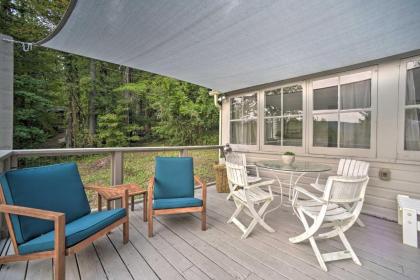 Cozy Stockbridge Cabin - Walk to Beach and Lake! - image 14