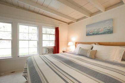 Cozy Stockbridge Cabin - Walk to Beach and Lake! - image 9