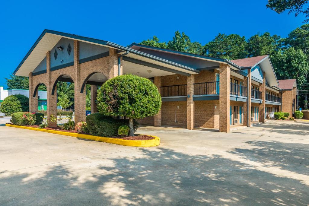 Americas Best Value Inn Stockbridge - image 7