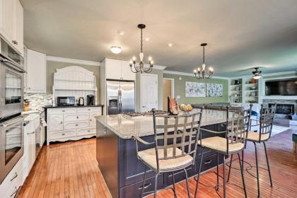 Spacious Stockbridge Manor Pool Table 2 Kitchens - image 11