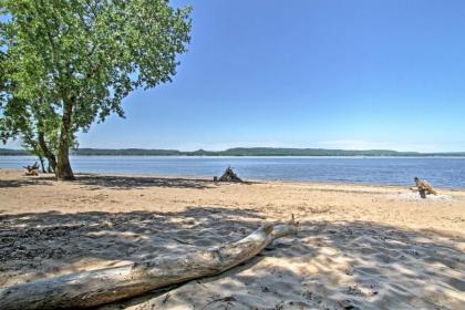 Lakefront Lake Pepin Cottage with Deck-Steps to Beach - image 15